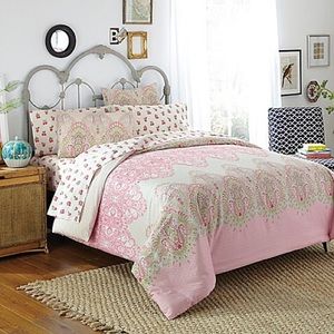 Twin sized Free Spirit 3 piece Bedding set